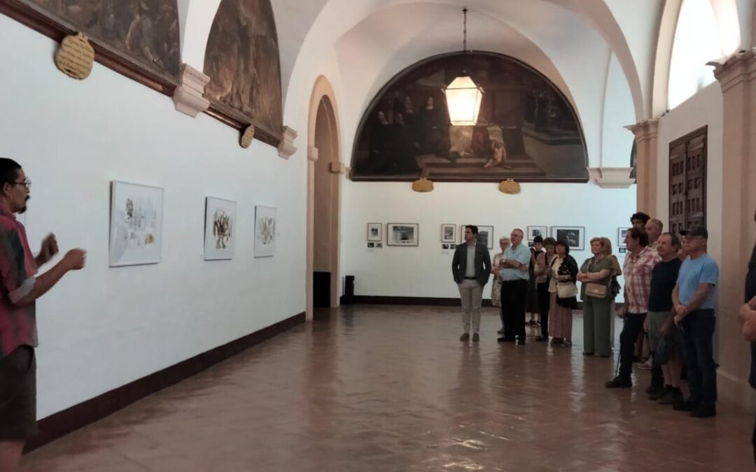 El director general de Cultura, Roberto Iturriaga, ha inaugurado la exposición de las obras realizadas por los jóvenes participantes en la Residencia de artistas internacional de la Fundación San Millán