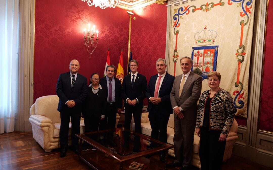 El presidente del Gobierno de La Rioja y presidente de la Fundación San Millán de la Cogolla, Gonzalo Capellán ha recibido a la Comisión Permanente de la Asociación de Academias de la Lengua Española (ASALE)