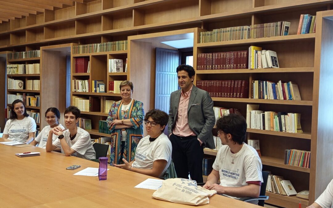 Jóvenes voluntarios de diferentes países trabajan en el paisaje monástico de San Millán de la Cogolla